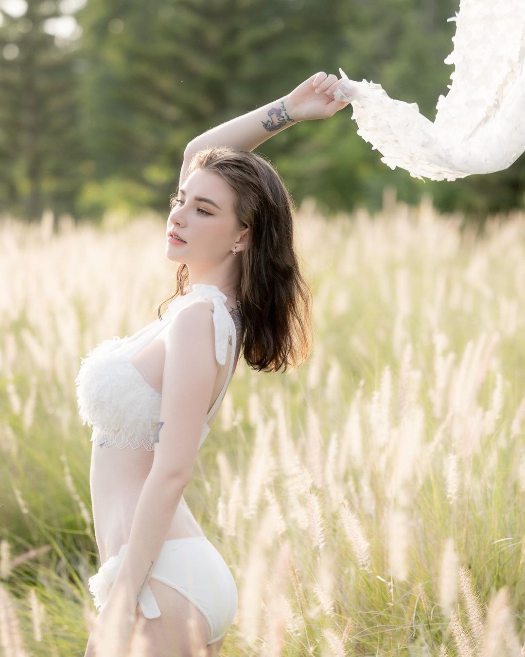 Jessie Vard được biết đến với biệt danh "nữ thần tắm suối", "thiên thần lai".