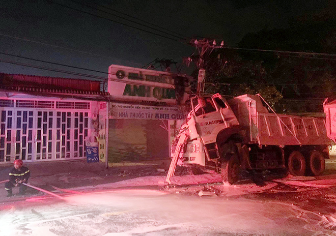 Sau tiếng nổ lớn, người dân chạy ra đường kiểm tra thì thấy xe ben tông gãy đôi cột điện