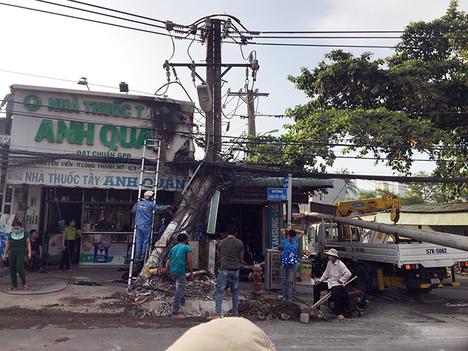 Cột điện gãy đôi sau tiếng động mạnh, cả ngàn dân ở TP Thủ Đức mất điện - 3