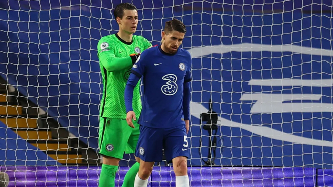 Kepa động viên Jorginho sau khi Smith Rowe ghi bàn