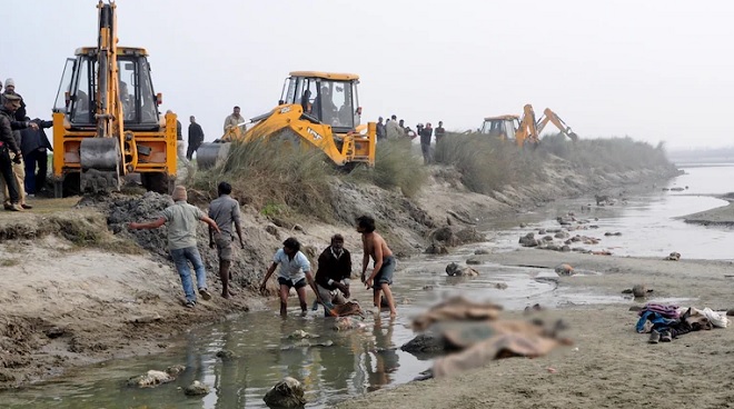 Các thi thể trôi dạt bờ sông Hằng ở Ấn Độ.