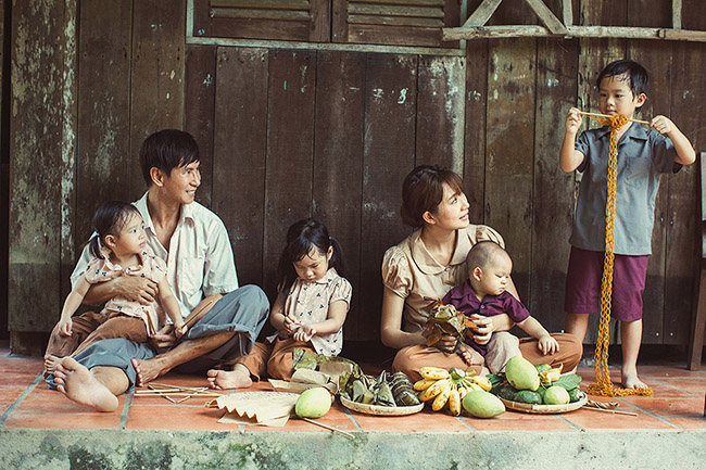 Gia đình Lý Hải thực hiện bộ ảnh đậm chất miền quê từng "gây bão" mạng xã hội.&nbsp;
