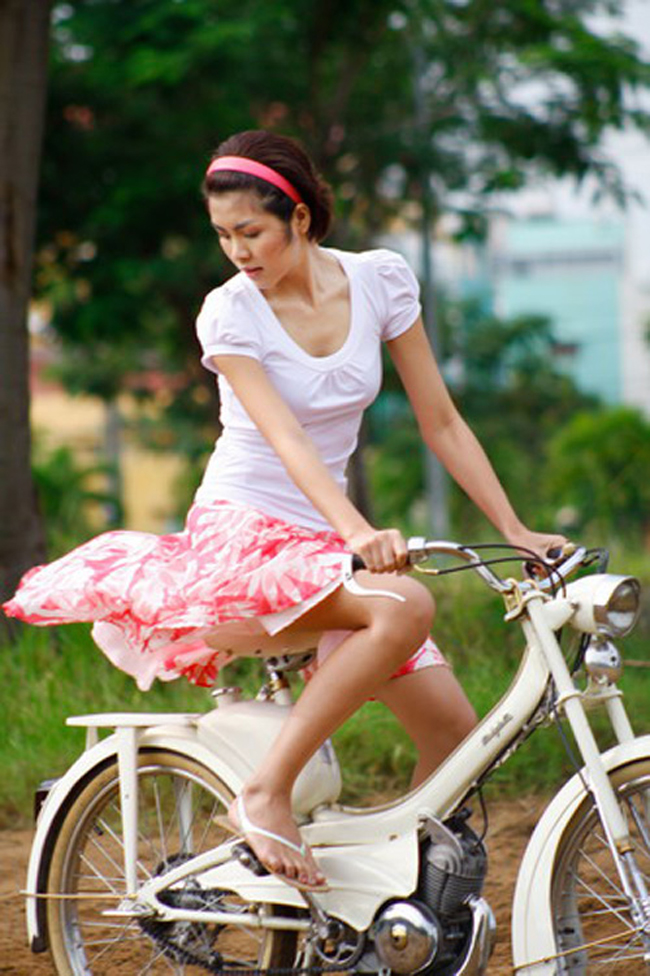 Ngọc nữ màn ảnh Việt - Tăng Thanh Hà cũng từng khiến người xem khó rời mắt với pha đạp xe mà chân váy bay theo chiều gió.
