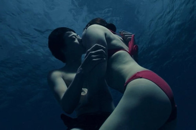 Được biết, Soo Ae không biết bơi. Chính vì thế, khi quay phân cảnh này người đẹp lo lắng sợ bị chết đuối.
