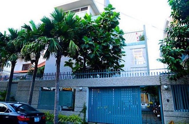 Trương Ngọc Ánh sở hữu một căn biệt thự sang trọng tọa lạc trên mảnh đất rộng 500m2 tại khu Thảo Điền, Quận 2, TP Hồ Chí Minh.
