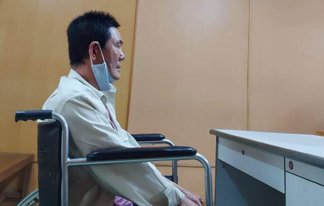 Bị cáo Phan Văn Quang ngồi xe lăn khi ra tòa