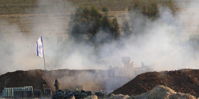 Một đơn vị pháo binh của Israel bắn vào các mục tiêu ở Dải Gaza hôm 13-5. Ảnh: AP