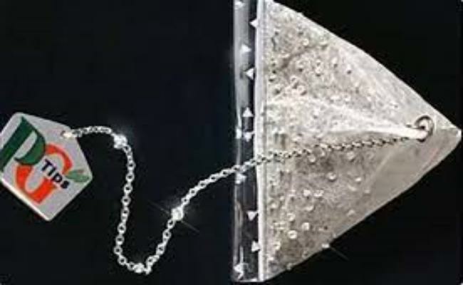 Bên ngoài túi trà gắn 280 viên kim cương lấp lánh với tổng giá trị lên tới 14.000USD (322,7 triệu đồng).
