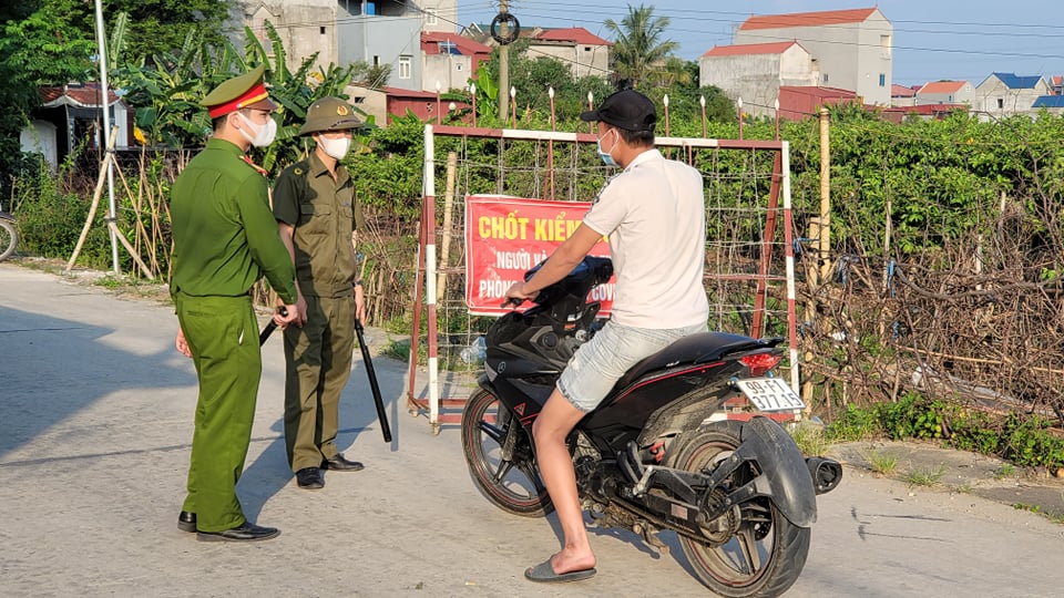 Lực lượng chức năng lập chốt kiểm soát tại nơi có ca mắc COVID-19 ở huyện Thuận Thành (Bắc Ninh).