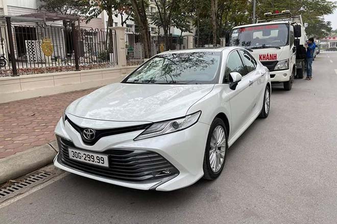 Toyota Camry mang biển tứ quý 9 được rao bán gấp đôi giá mới mua - 1