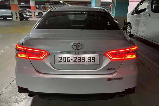 Toyota Camry mang biển tứ quý 9 được rao bán gấp đôi giá mới mua - 4