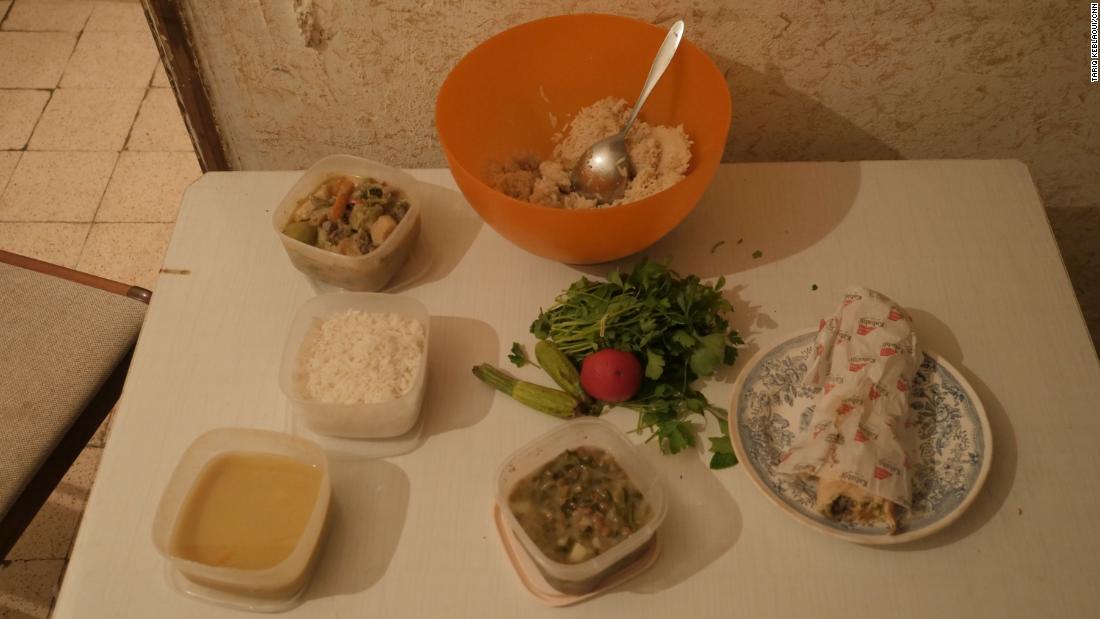Bữa cơm cho gia đình 5 người tại Lebanon được làm từ thức ăn đi xin hàng xóm và rau dại trong vườn (Nguồn: CNN)
