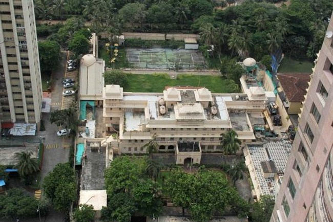 Gia đình đại gia này thường đến nghỉ ngơi ở dinh thự bên bờ biển ở Mumbai. DInh thự này từng là lãnh sự quán Mỹ tại Mumbai và được bán lại cho  Adar Poonawalla hồi năm 2015 với giá 120 triệu USD.
