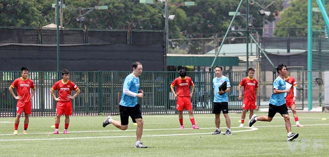 Trợ lý Kim cùng các cộng sự chạy đua với thời gian huấn luyện các tuyển thủ trẻ với chỉ tiêu giữ ngôi vô địch SEA Games. Ảnh: VFF