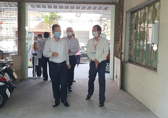 Bí thư Thành ủy Đà Nẵng Nguyễn Văn Quảng (trái) thăm CDC TP sáng 14-5. Ảnh: TẤN VIỆT
