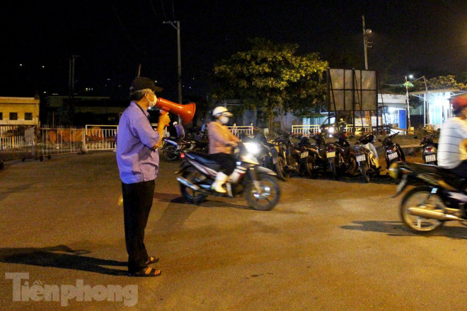 Tất cả tiểu thương chỉ vào chợ bằng một cổng duy nhất, tại đây, bảo vệ liên tục hướng dẫn, nhắc nhở tiểu thương bỏ xe ở khu vực quy định rồi vào một trong 2 điểm lấy mẫu xét nghiệm. Tất cả tiểu thương đều không được chạy xe vào chợ. Ảnh: Giang Thanh