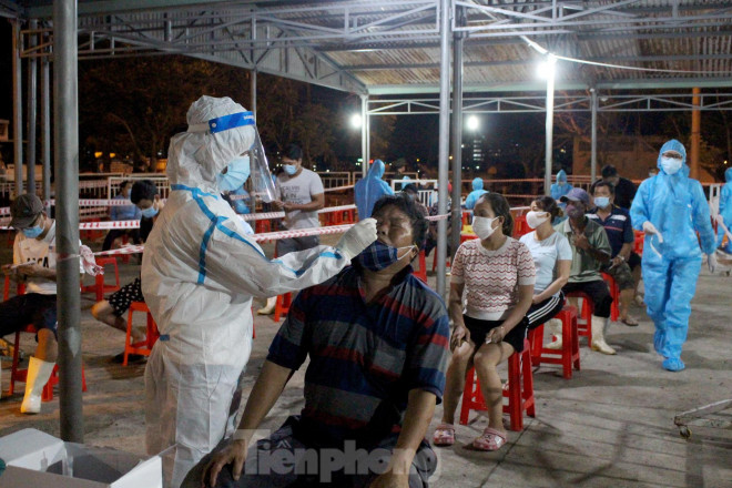 Theo ông Nguyễn Tấn Khanh (tiểu thương Chợ cá Thọ Quang), việc được lấy mẫu xét nghiệm COVID - 19 khiến bà con tiểu thương an tâm hơn khi mua bán ở chợ trong thời điểm dịch bệnh bùng phát. "Trong đợt dịch trước, cảng cá Thọ Quang có 1 ca nhiễm COVID - 19 khiến cả chợ phải dừng hoạt động trong một thời gian dài, đời sống tiểu thương và ngư dân gặp nhiều khó khăn. Vì vậy, việc lấy mẫu sớm trong đợt dịch này giúp bà con đỡ lo lắng hẳn", ông Khanh nói.