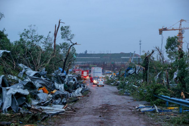 Một con đường bị lốc xoáy tàn phá ở TP Vũ Hán. Ảnh: Reuters