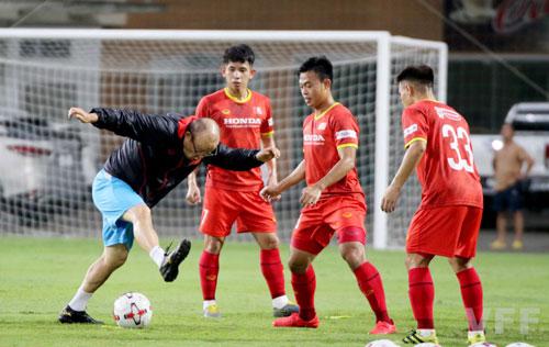 HLV Park Hang-seo và một số cầu thủ tuyển Việt Nam có nguy cơ bị treo giò nếu lãnh thẻ phạt ở UAE Ảnh: NGÔ TRẦN