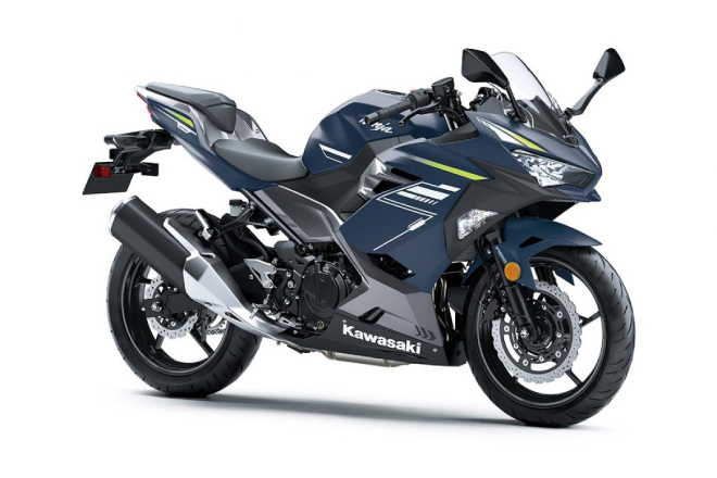 2021 Kawasaki Ninja 400 màu Xanh kim loại.