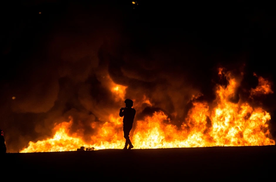 Lửa bùng lên tại một trang trại sau đợt nã tên lửa ở Ramla, Israel. Ảnh: Getty