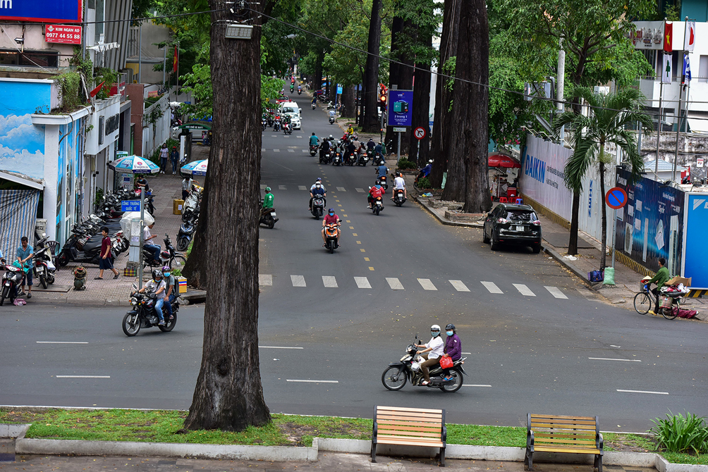 Vỉa hè hai bên đường Phạm Ngọc Thạch giới hạn từ Công trường Quốc tế đến đường Nguyễn Đình Chiểu cũng bị xuống cấp nghiêm trọng.