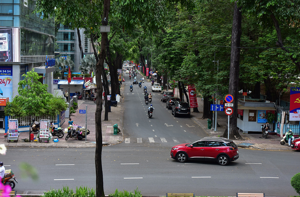 Đoạn vỉa hè rộng và ít bị hư hỏng nhất nằm trên đường Võ Văn Tần giới hạn từ Công trường Quốc tế đến đường Pasteur.