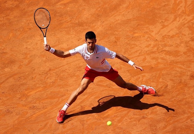 Djokovic đang gặp khó trước Tsitsipas