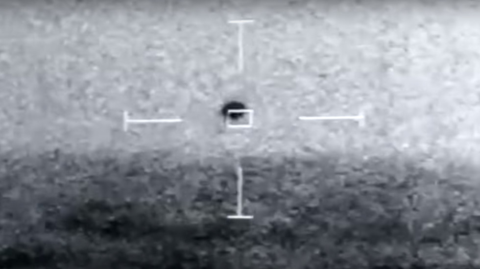 Video UFO hình tròn bí ẩn bay gần chiến hạm Mỹ, Lầu Năm Góc lên tiếng - 1