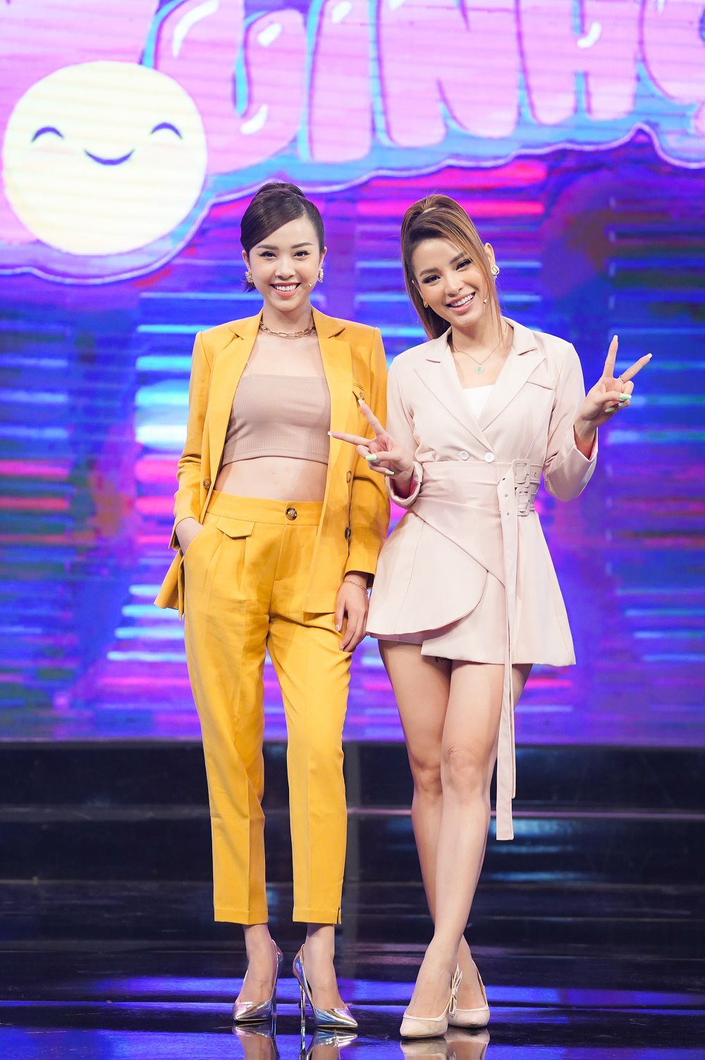 Á hậu Thúy An (trái) và ca sĩ Jolie Phương Trinh (phải)