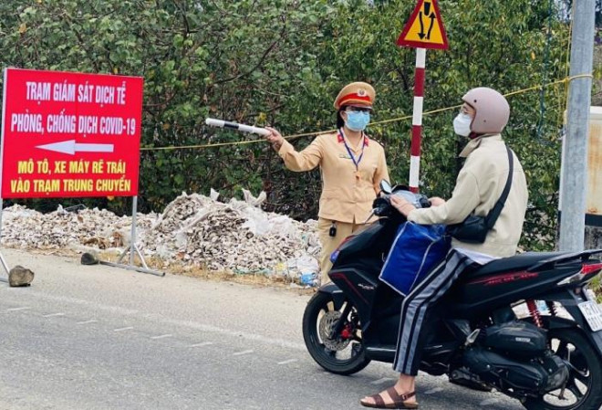 Lực lượng chức năng ứng trực trên QL1 "cửa ngõ" phía Nam tỉnh Thừa Thiên Huế hướng dẫn người dân vào kiểm tra thân nhiệt, khai báo y tế...