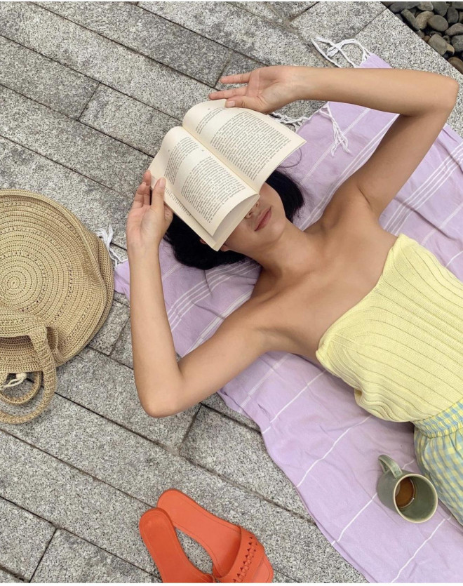 Vẻ đẹp da nâu ngực mỏng của nữ chính trong MV "Trốn tìm" của Đen Vâu - 11