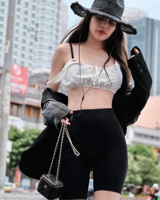 Hoa hậu Tiểu Vy, Minh Hằng cùng dàn sao Việt mê mệt tông màu đen trắng khi xuống phố - 1