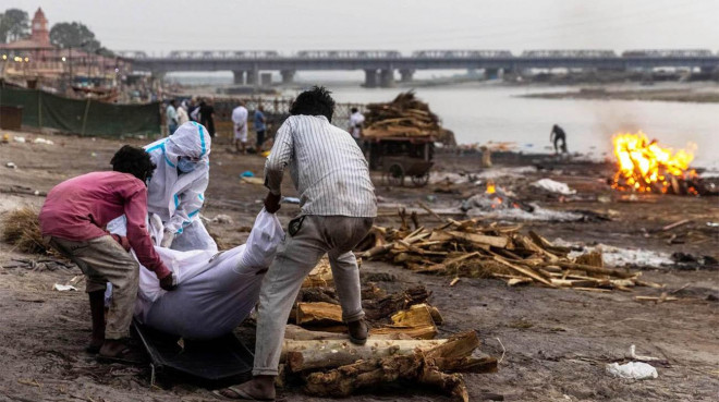 Ảnh chụp thi thể nạn nhân Covid-19 được hỏa táng bên sông Hằng, bang Uttar Pradesh, ngày 6-5. Ảnh Reuters
