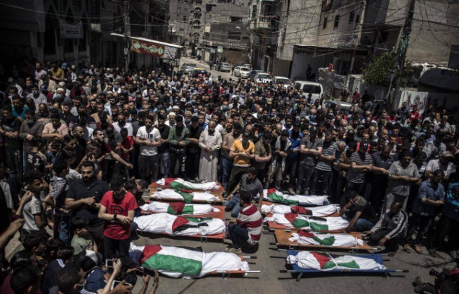 Hình ảnh đầy xót xa về đám tang của 2 phụ nữ và 8 trẻ em trong cùng một gia đình tại Dải Gaza bị thiệt mạng vì trận không kích trả đũa từ Israel