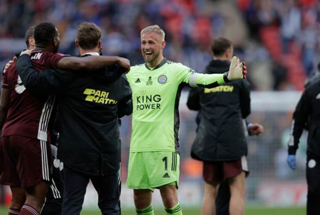 Thủ thành Kasper Smeichel ăn mừng cùng các đồng đội khi Leicester City bảo toàn chiến thắng 1-0 trước Chelsea để cùng "Bầy cáo" giành danh hiệu FA Cup năm nay sau khi từng góp công không nhỏ giúp CLB này vô địch giải Ngoại hạng Anh mùa giải 2015/16. Ngôi sao người Đan Mạch là thủ môn đầu tiên trong lịch sử mang băng đội trưởng và giành chiến thắng trong 1 trận chung kết FA Cup sau 18 năm kể từ trường hợp của huyền thoại người Anh David Seaman (Arsenal) năm 2003.