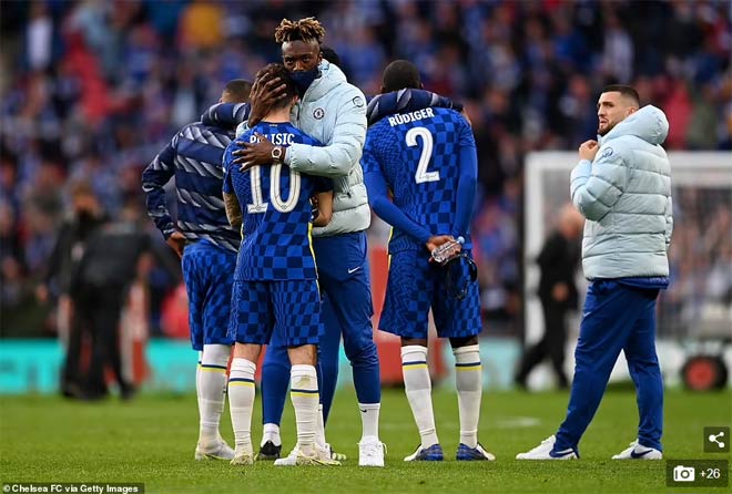 Tiền đạo Tammy Abraham ôm chầm lấy người đồng đội Christian Pulisic để san sẻ nỗi buồn sau khi Chelsea vừa trở thành đội đầu tiên sau 22 năm thua 2 trận chung kết FA Cup 2 năm liên tiếp sau bi kịch của Newcastle United (các năm 1998 và 1999).