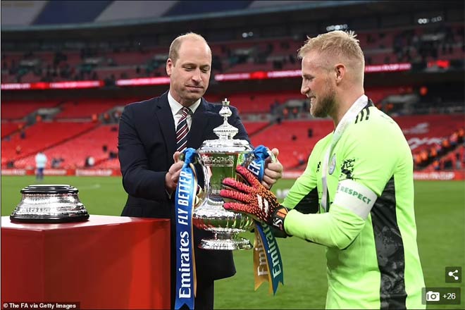 Hoàng tử Vương quốc Anh kiêm&nbsp;Công tước xứ Cambridge, William trao chiếc cúp FA cho Kasper Schmeichel, thủ thành đeo băng đội trưởng của Leicester City ở trận chung kết giải đấu này năm nay.