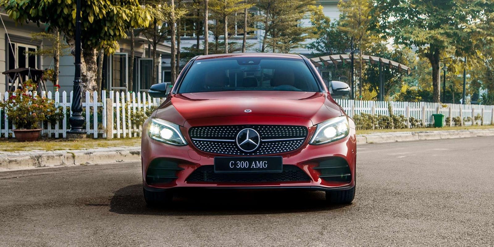 Mercedes-Benz C300 AMG vs Lexus IS300 Standard: Xe sang nào &#34;yêu thương&#34; hơn trong phân khúc 2 tỷ đồng? - 8