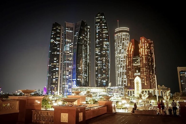 Chỉ mới đầu thế kỷ 20,  Abu Dhabi là một trong những tiểu quốc nghèo nhất ở  Các Tiểu Vương Quốc Ả Rập Thống Nhất (UAE).
