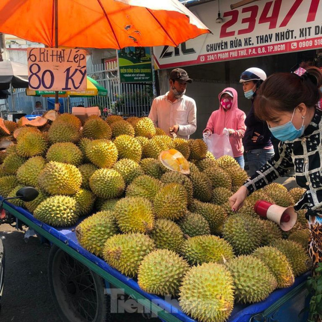 Tại chợ Bình Tiên (Q.6, TPHCM), sầu riêng mới rộ lên và về nhiều ở chợ khoảng 2 tuần nay nhưng giá cực rẻ, tầm 60.000-80.000 đồng/kg (bao ăn).