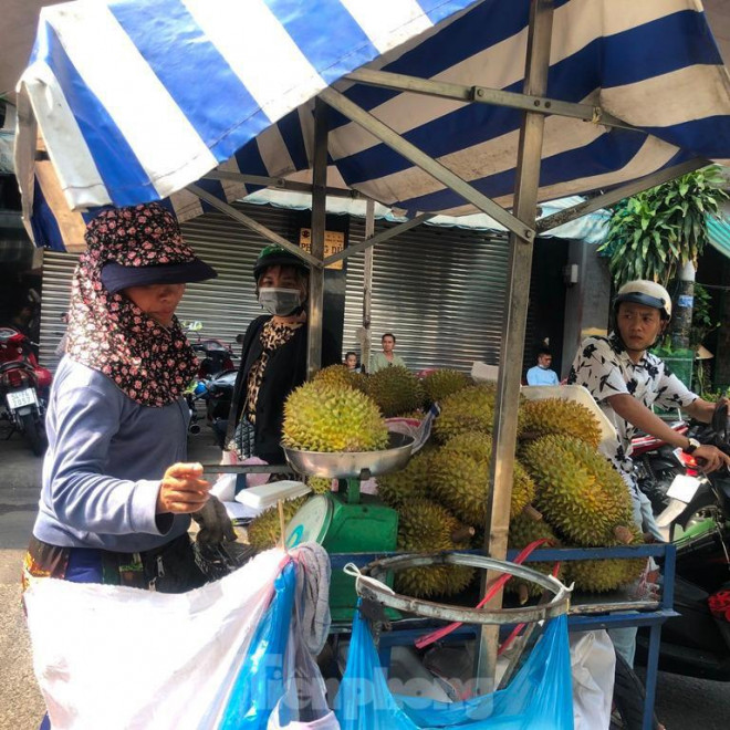 “Giá này gần như bằng với giá về chợ đầu mối chuyên hàng sỉ. Chúng tôi lên tận nhà vườn thu mua rồi bán lại, không thông qua thương lái để bớt khâu trung gian” – ông Bình, tiểu thương bán sầu riêng cho biết.