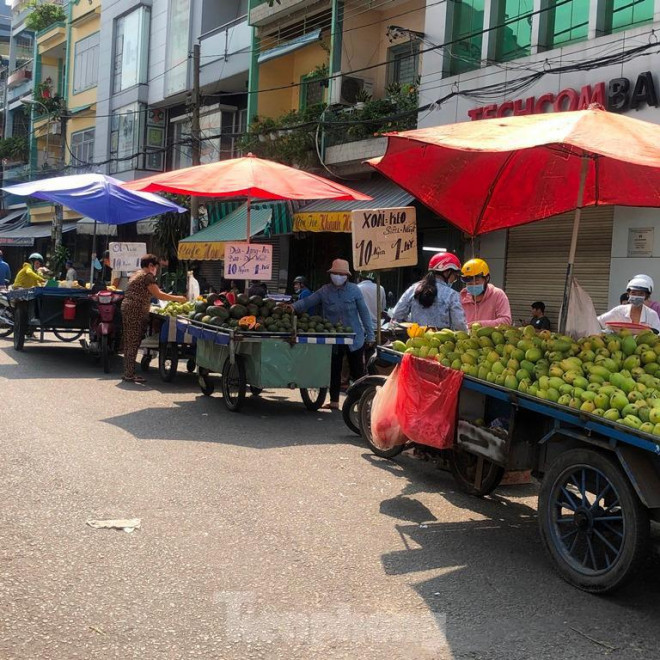 Hiện tại trung bình mỗi đêm mận Hà Nội về chợ ước đạt 54 tấn, giá bán từ 40.000-45.000 đồng/kg. Sầu riêng đầu vụ năm nay giá tương đương mọi năm, từ 70.000-80.000 đồng/kg, mỗi đêm chợ tiêu thụ khoảng 22 tấn. Đối với trái vải, hàng về chợ chủ yếu có nguồn vải Đắk Lắk với mức giá 32.000-45.000 đồng/kg. Nguồn vải này khá hút hàng khi về, trung bình mỗi đêm là 90 tấn.