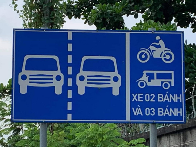 Đây là biển báo các xe khi tham gia giao thông phải đi đúng làn đường theo quy định.