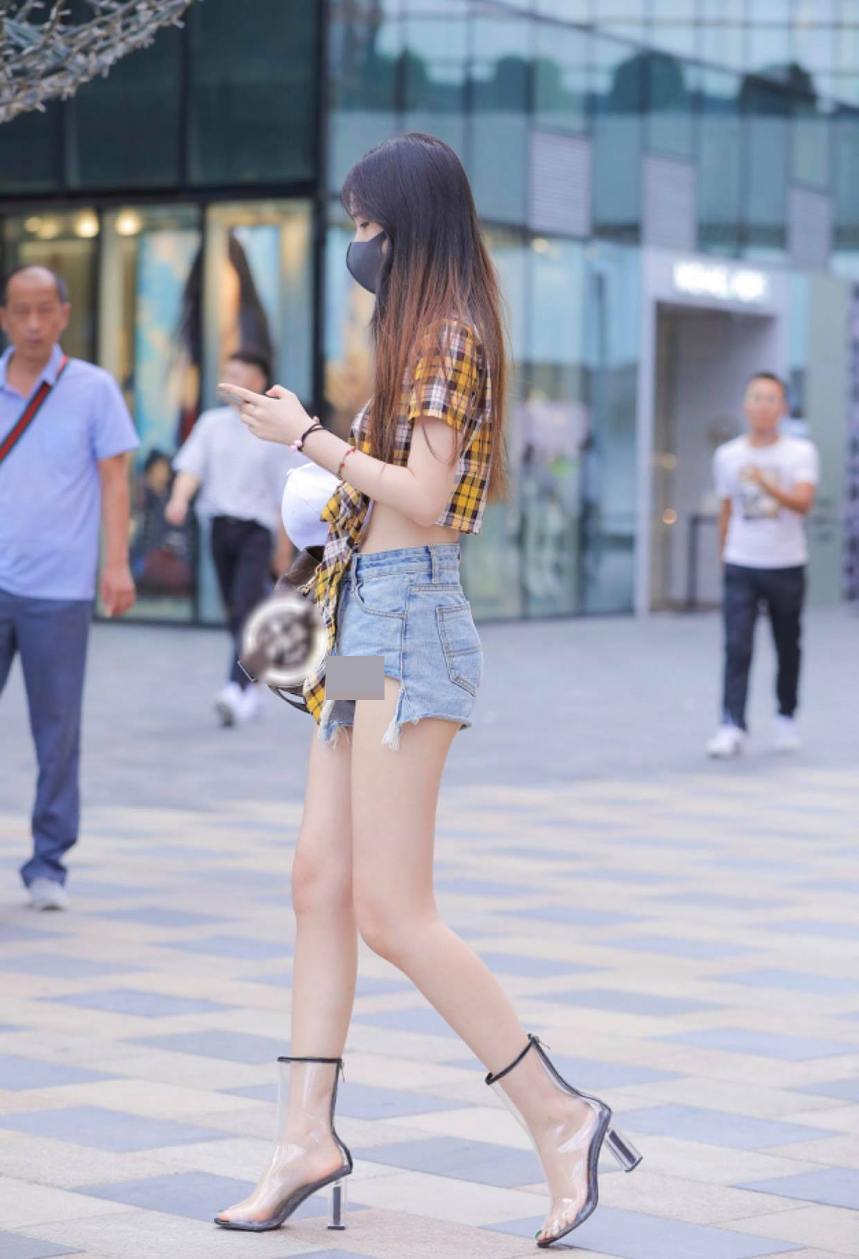 Hot girl khoe khéo đôi chân dài với outfit dạo phố đơn giản, tôn dáng tối đa.