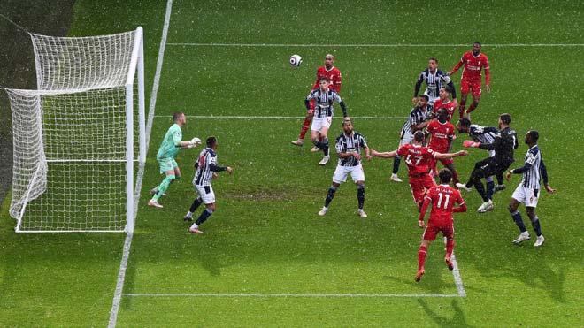 Choáng thủ môn Alisson ghi “bàn thắng vàng” cho Liverpool, lập kỳ tích chưa từng có - 1