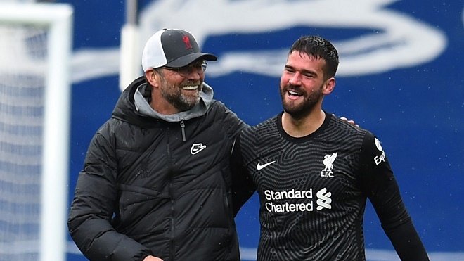 Klopp ăn mừng cùng "người hùng" Alisson