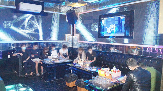 Quán karaoke đóng cửa bên ngoài nhưng hoạt động bên trong