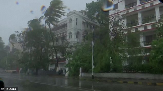 Mưa lớn và gió giật mạnh ở Mumbai ngay trước khi bão đổ bộ.