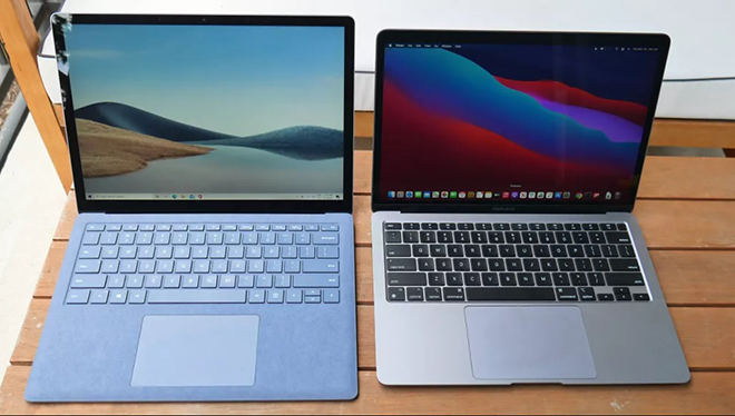 MacBook Air 13 inch M1 (phải) và Surface Laptop 4 13 inch (trái).